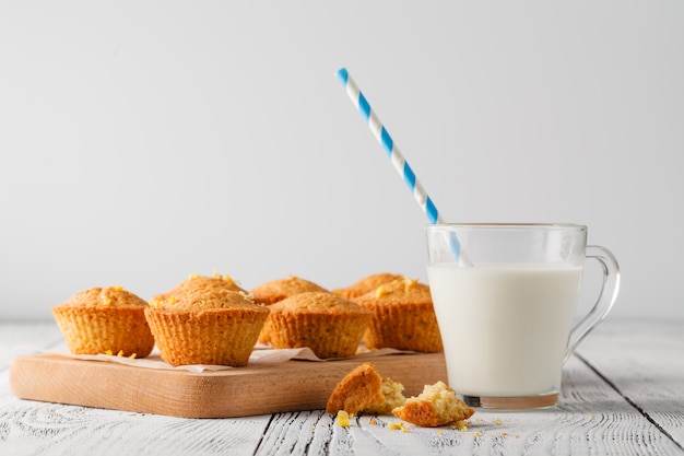 Gezonde muffins gemaakt van kokosmeel en citroen