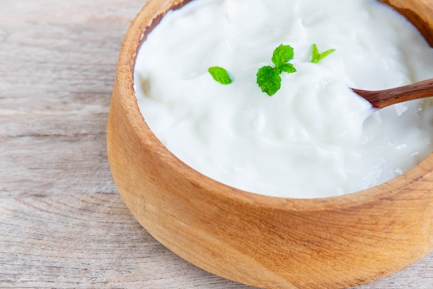 Gezonde natuurlijke yoghurt op een houten tafel