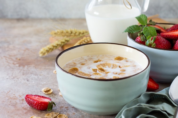 Gezonde ontbijtclose-up volkoren vlokken melk en aardbeien het concept gezondheidsvoedsel