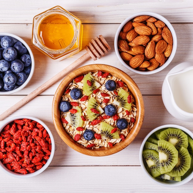 Gezonde ontbijtkom havervlokken met vers fruit