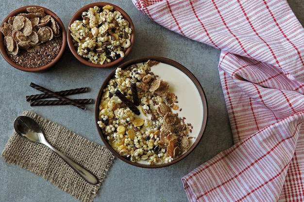 Gezonde ontbijtkom met muesli, zaden en chocoladesticks. Proef het ontbijt voor de figuur en schoonheid.