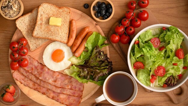 Gezonde ontbijtmaaltijd met slakom, zwarte koffie en een bord Amerikaans ontbijt. bovenaanzicht