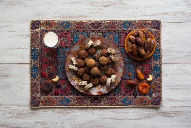 Gezonde organische energiebeten met noten, cacao, dadels en honing - veganistische vegetarische rauwe snack of maaltijd.