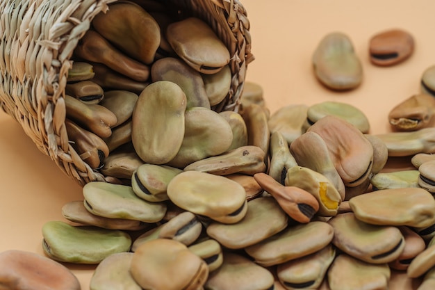 Gezonde organische gedroogde tuinbonen in een stromand