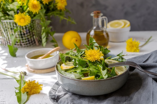 Gezonde paardenbloemsalade met olijfolie, citroensap en kruiden