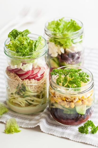 Gezonde plantaardige kaassalade in metselaarkruiken