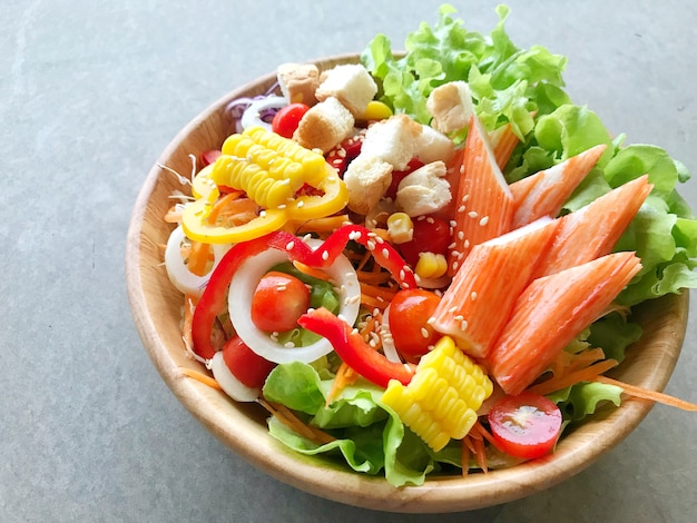 Foto gezonde plantaardige salade in een schotel. gezondheidszorg concept.