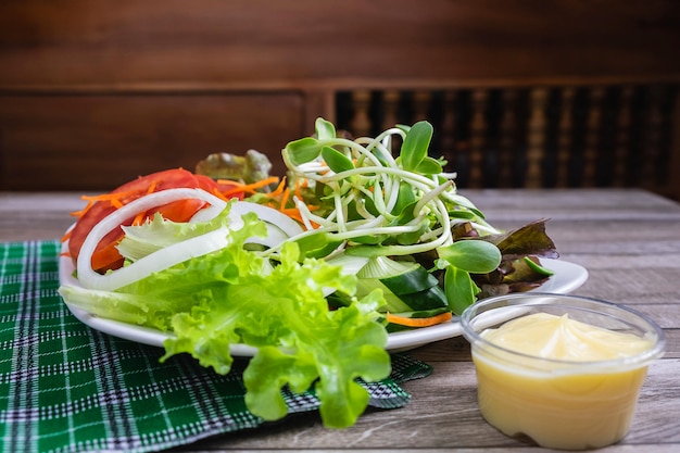 Gezonde plantaardige salade op de tafel