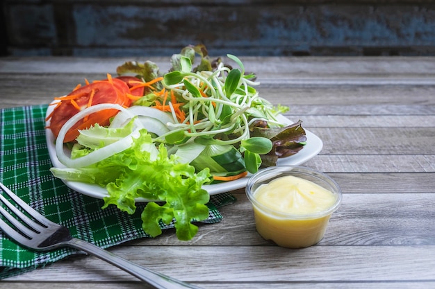 Gezonde plantaardige salade op de tafel