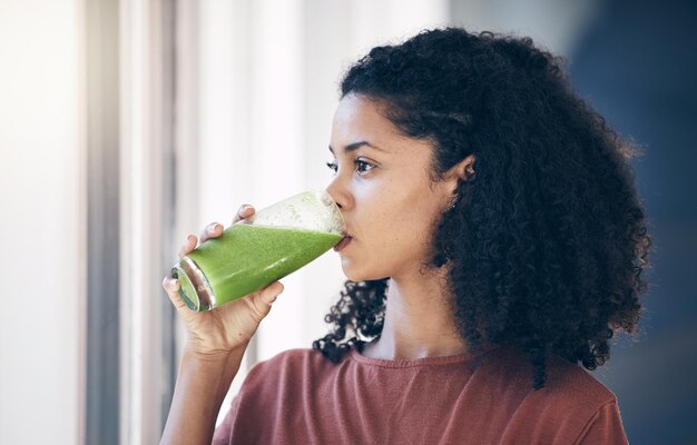 Gezonde proteïne en vrouw die een smoothie drinkt om af te vallen, energie en ontbijt terwijl ze nadenkt Voedselgezondheid en meisje met een sapcocktail voor voedingsidee groene detox en veganistische levensstijl
