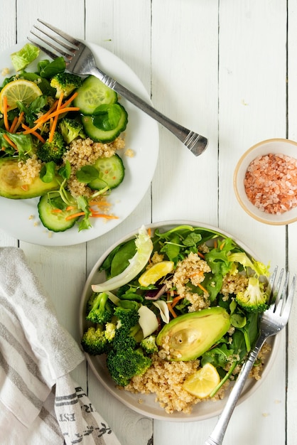 Foto gezonde quinoa salade met avocado salade mix broccoli
