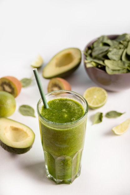 Gezonde raw vegan groene smoothie met spinazie, kiwi, avocado en limoen