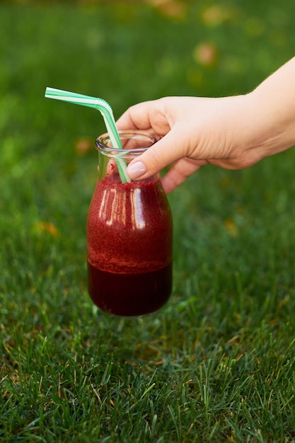 Gezonde rode detoxdrank ter beschikking. Verse bieten smoothie pot buitenshuis.