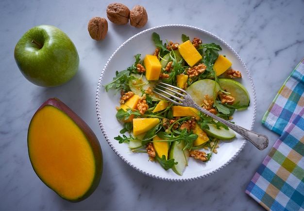 Gezonde rucola mango en appel salade