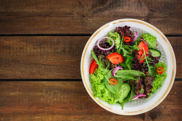 Gezonde salade, bladeren mix salade (mix greens, andere ingrediënten)