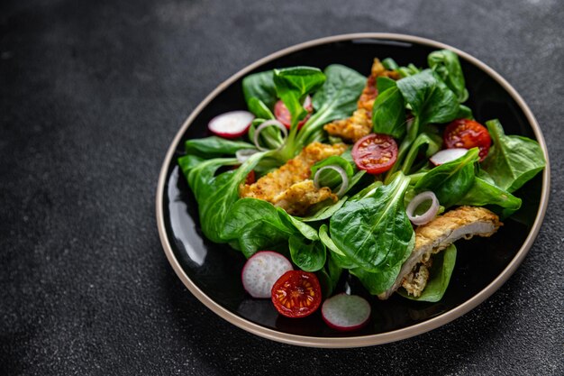 gezonde salade kippenvlees, groenten, tomaat, radijs, groene bladeren mix sla gezonde maaltijd eten