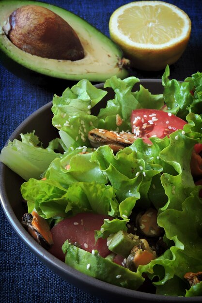 Gezonde salade met avocado en mosselen Keto salade