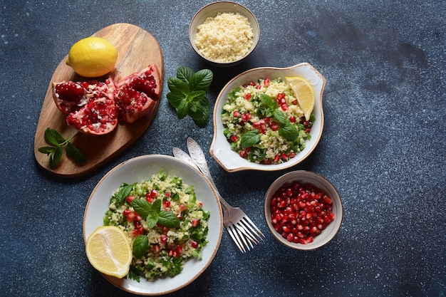 Gezonde salade met couscous verse munt komkommer granaatappel citroen en olijfolie