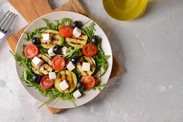 Gezonde salade met fetakaas op grijze tafel