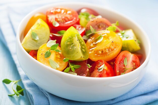 Gezonde salade met kleurrijke tomaten