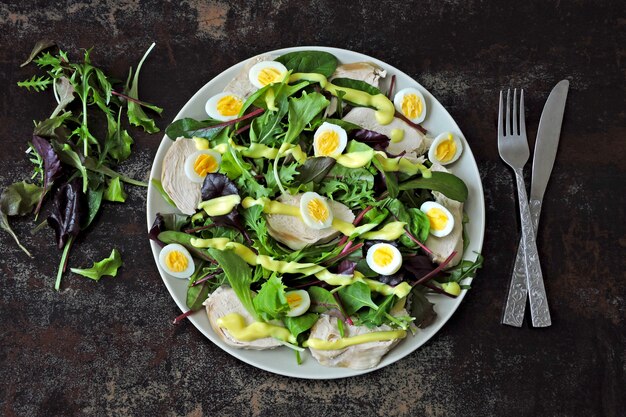 Gezonde salade met kwarteleitjes, slamix en kipfilet. Keto-dieet. Paleo. Pegan