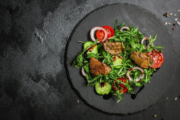 gezonde salade met lever (smakelijk voorgerecht) menu voedsel Bovenaanzicht