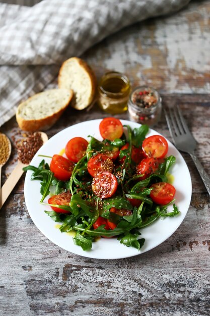 Gezonde salade met rucola, cherrytomaatjes en zaden