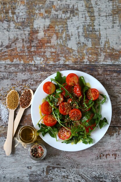 Gezonde salade met rucola, cherrytomaatjes en zaden