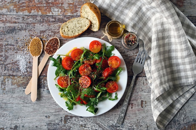 Gezonde salade met rucola en cherrytomaten met mosterdsaus