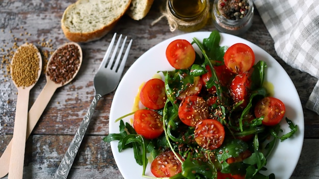 Gezonde salade met rucola en cherrytomaten met mosterdsaus