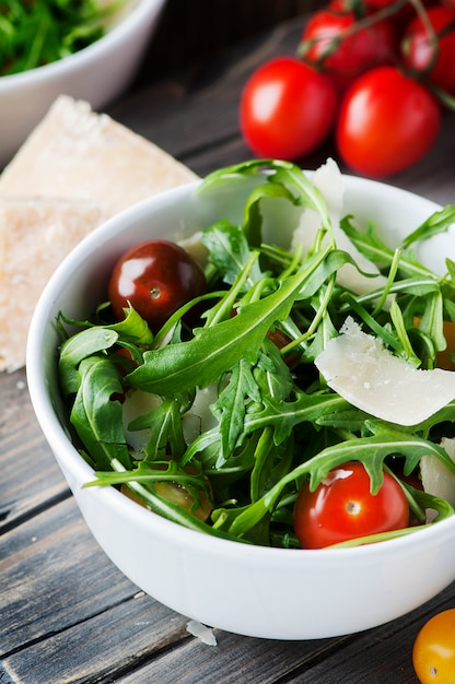 Gezonde salade met rucola, tomaat en Parmezaanse kaas