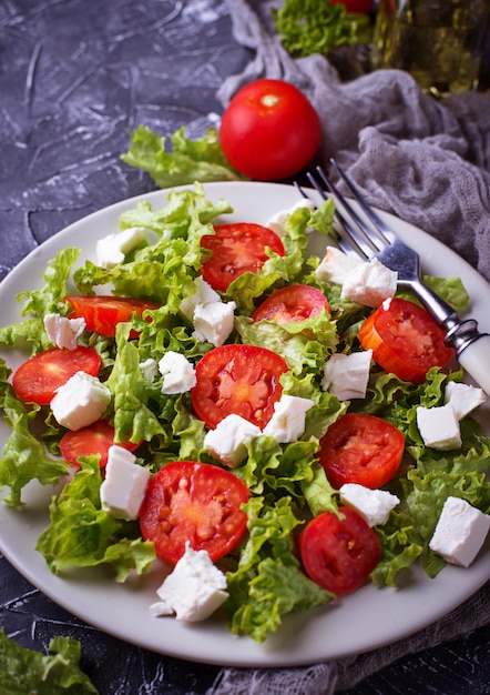 Gezonde salade met tomaat en fetakaas
