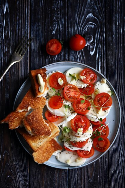 Gezonde salade met tomaten mozzarella en croutons Panzanella salade