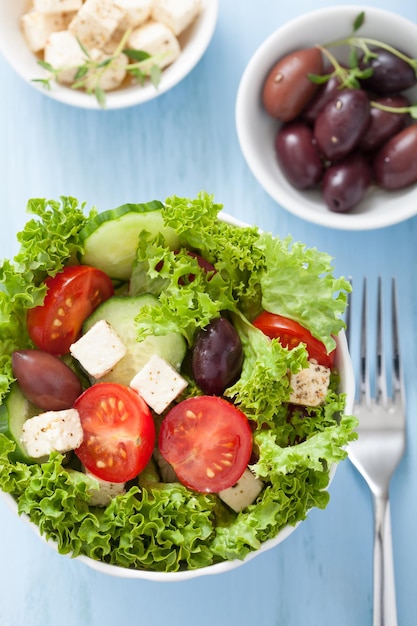 Foto gezonde salade met tomatenolijven en fetakaas