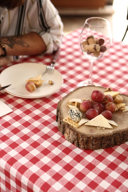 Gezonde salade met walnoot en kaas in de kom