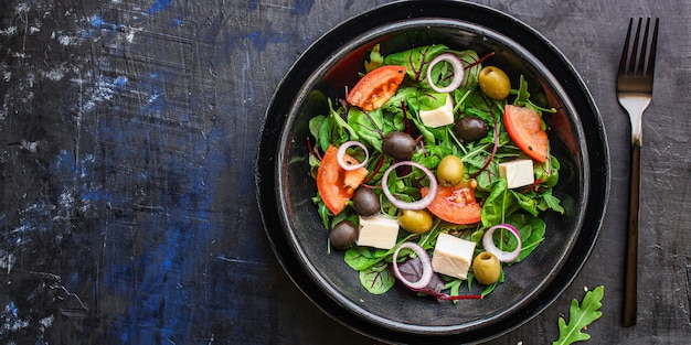 gezonde saladeolijven, sla, tomaat en kaasfeta