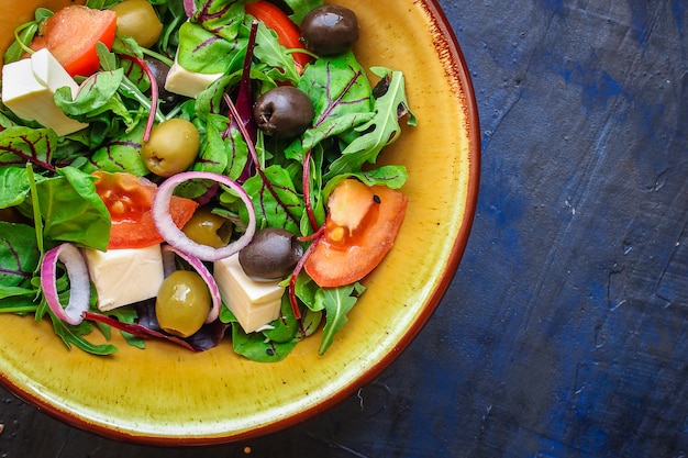 gezonde saladeolijven, sla, tomaat en kaasfeta