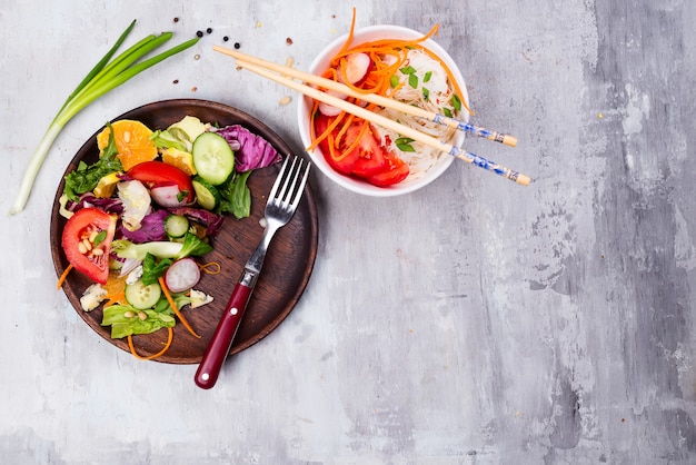 Gezonde saladeplaat met groenten en met Chinese noedels en wortelen