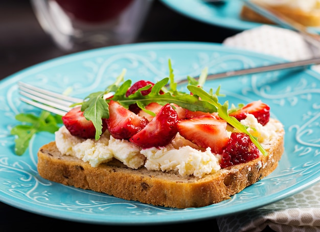 Gezonde sandwich met aardbei en roomkaas