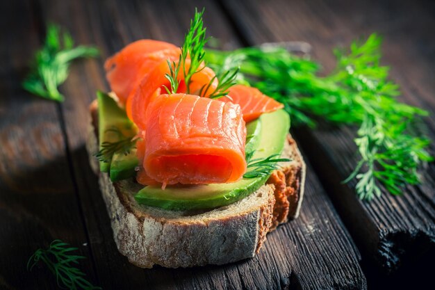 Gezonde sandwich met avocado dille en zalm