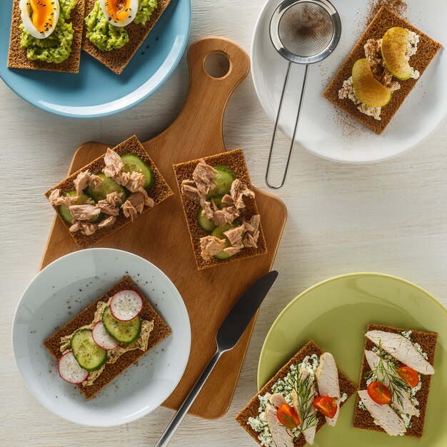 Gezonde sandwiches met diverse vullingen op knapperig roggebrood.