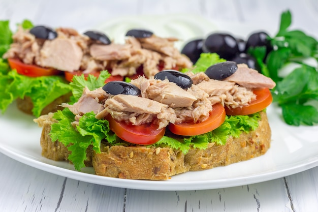 Gezonde sandwiches met tonijn op de witte plaatclose-up