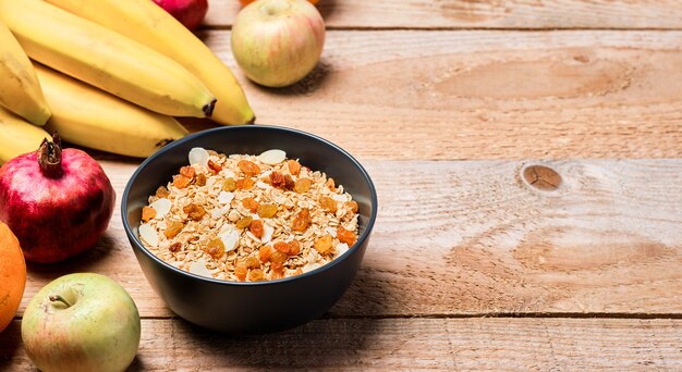 Gezonde, schone voeding, dieet en fitnessvoeding. Evenwichtige voeding, gezond ontbijtconcept. Zelfgemaakte muesli en granola-ingrediënten op tafel. Bovenaanzicht met kopie ruimte