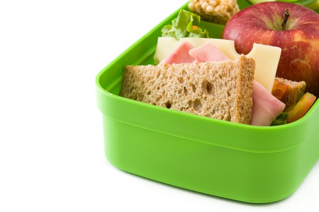 Gezonde school lunch: Sandwich, groenten en fruit op wit wordt geïsoleerd