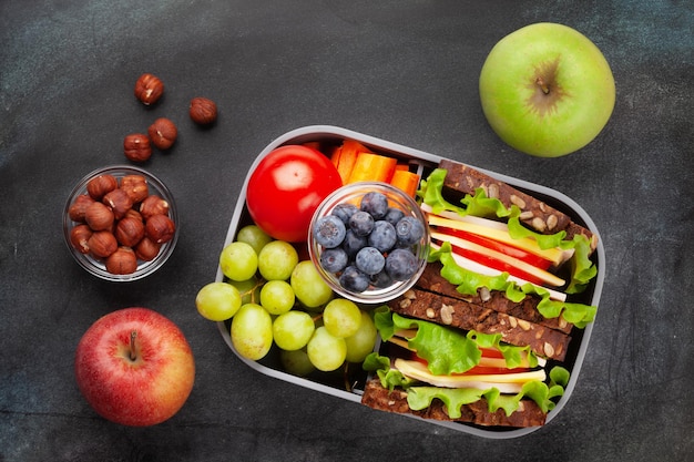 Gezonde schoollunchbox met broodje en verse groenten