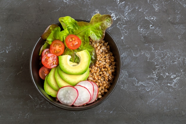 Gezonde schotel met boekweit en groentesalade. Boeddha schaal. Evenwichtig eten. Heerlijk detoxdieet. Bovenaanzicht