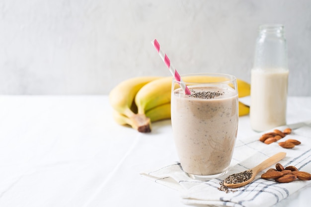 Gezonde smoothie banaan amandelmelk chia op wit