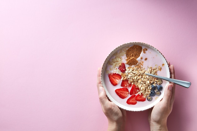 Gezonde smoothie in witte kom met natuurlijk fruit, havervlokken en koekjes