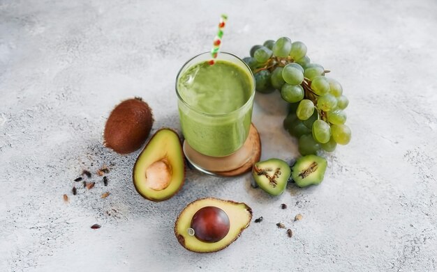 Gezonde smoothie met druiven, avocado en kiwi liggen op de tafel.