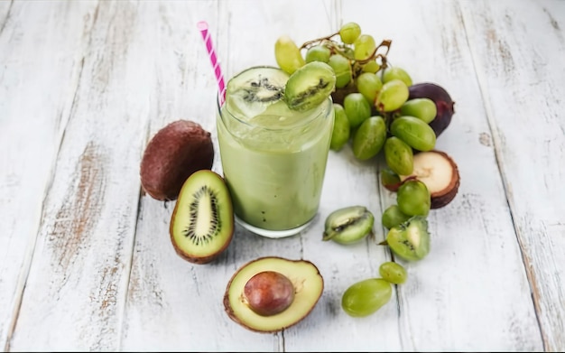 Gezonde smoothie met druiven, avocado en kiwi liggen op de tafel.